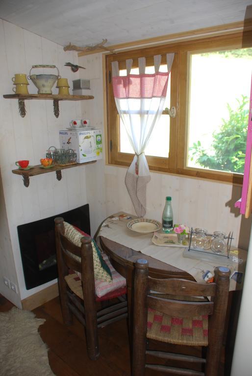 Maison D'Hotes Ainsi Soie T-Il Combovin Room photo